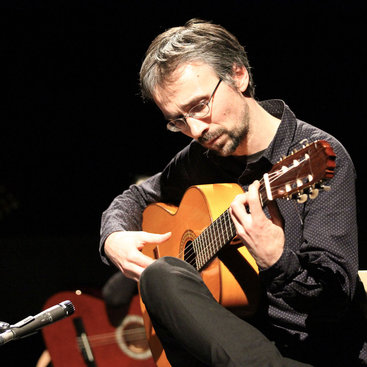 Raphaël Godeau <p>Raphaël Godeau jouant de la guitare acoustique</p>