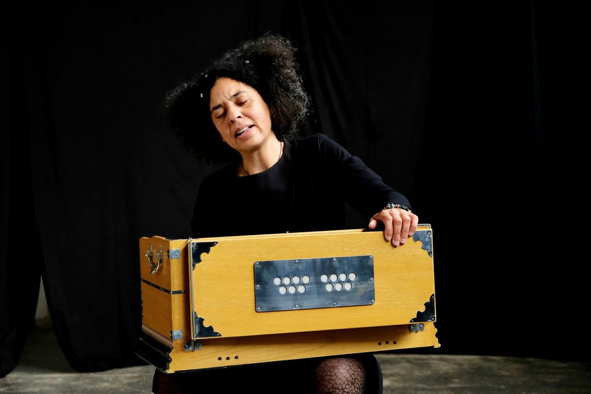 Maryline Pruvost <p>Maryline Pruvost jouant de l'harmonium.</p>